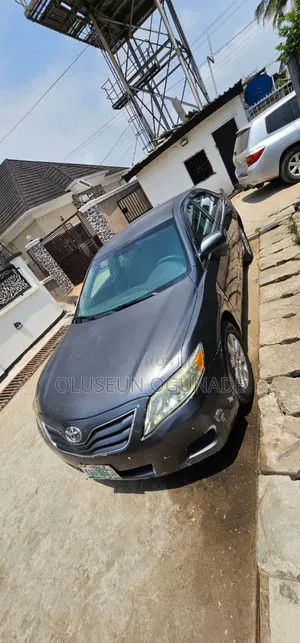 Toyota Camry LE 4dr Sedan (2.5L 4cyl 6AM) 2010 Gray