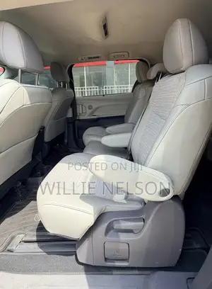 Toyota Sienna LE 8-Passenger 2021 Green