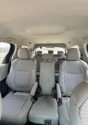 Toyota Sienna LE 8-Passenger 2021 Green