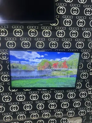 Samsung 28”Inch Smart TV. Sleek Design