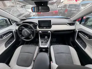 Toyota RAV4 XLE AWD 2019 Blue