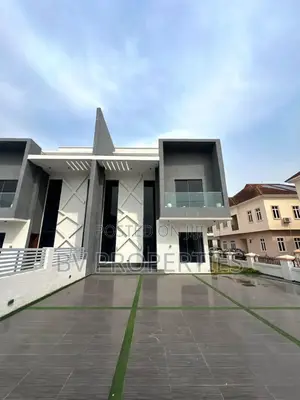 5bdrm Mansion in Osapa london for sale