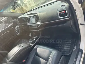 Toyota Highlander XLE 4dr SUV AWD (3.5L 6cyl 6A) 2015 Off white