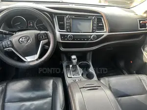 Toyota Highlander XLE 4dr SUV AWD (3.5L 6cyl 6A) 2015 Off white