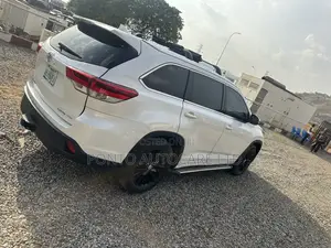 Toyota Highlander XLE 4dr SUV AWD (3.5L 6cyl 6A) 2015 Off white