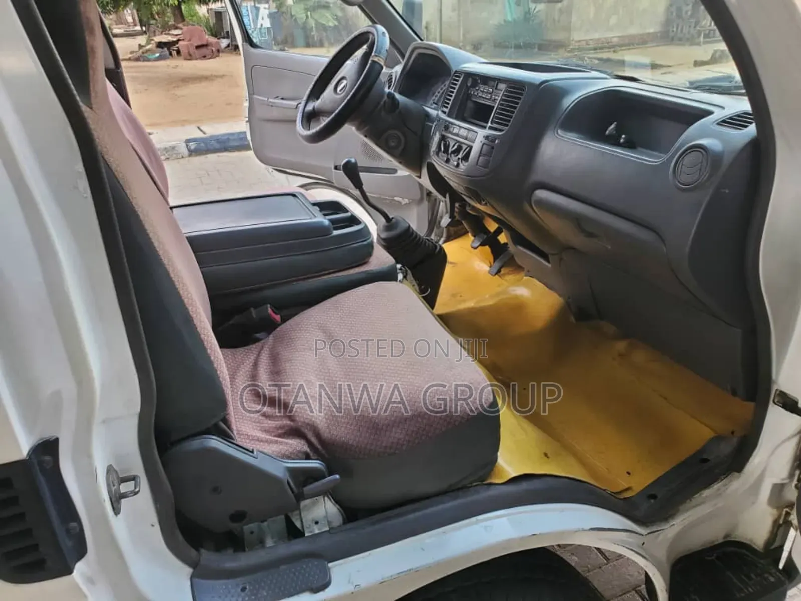 Nissan E20 2012 White