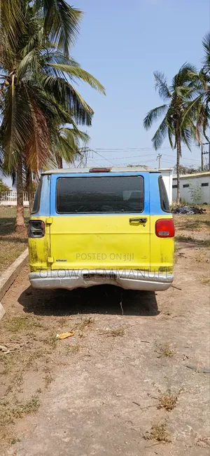 Dodge B2000 2013 Yellow