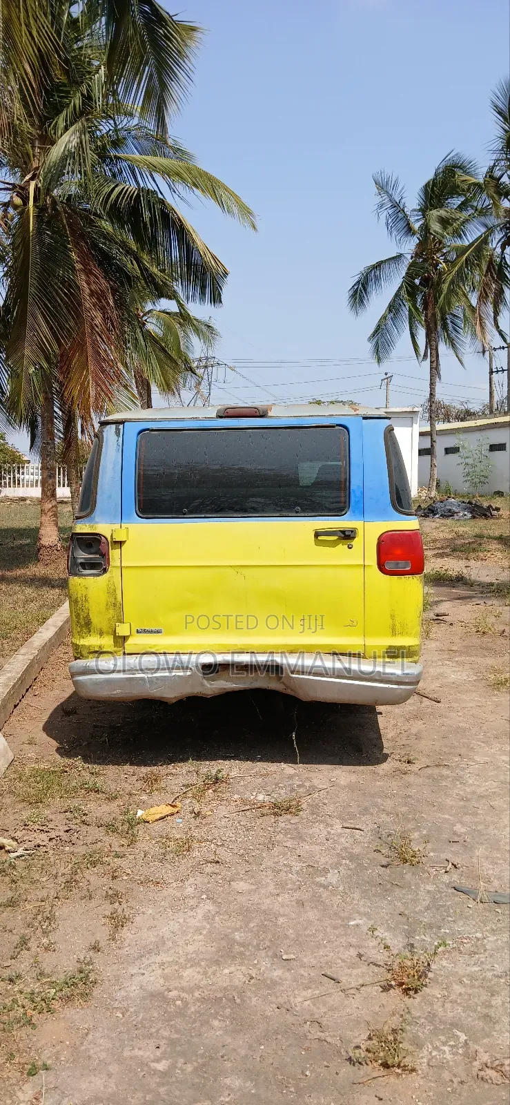 Dodge B2000 2013 Yellow