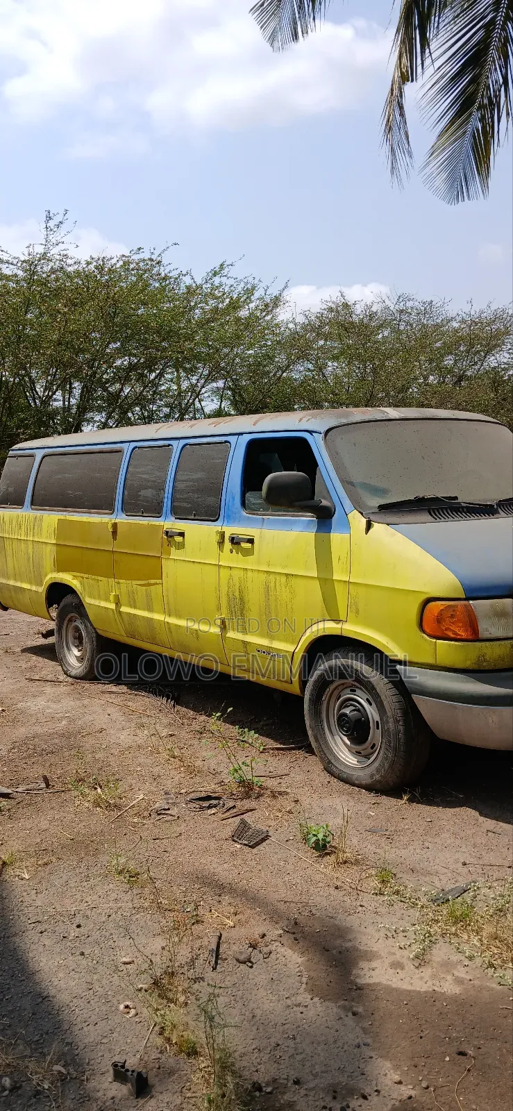 Dodge B2000 2013 Yellow