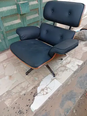 Relaxing Accent Chair With Legrest