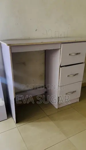 Dressing Mirror And Table