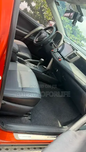 Toyota RAV4 XLE 4dr SUV (2.5L 4cyl 6A) 2015 Orange