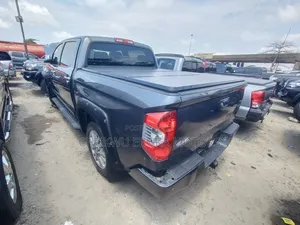Toyota Tundra Platinum 5.7L V8 4x4 CrewMax 5.6 ft. box 145.7 in. WB