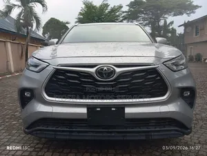 Toyota Highlander 2022 Silver