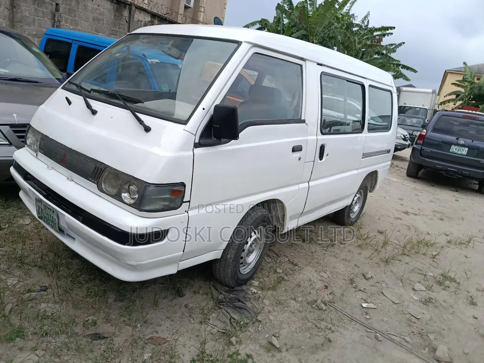 Mitsubishi L300 2004 White