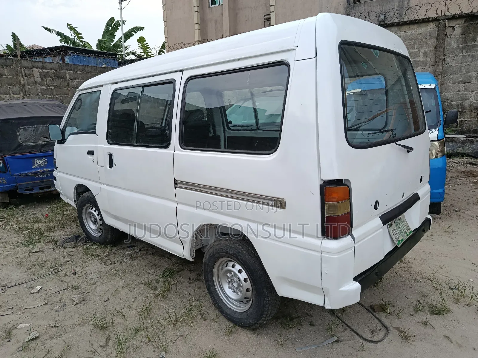 Mitsubishi L300 2004 White