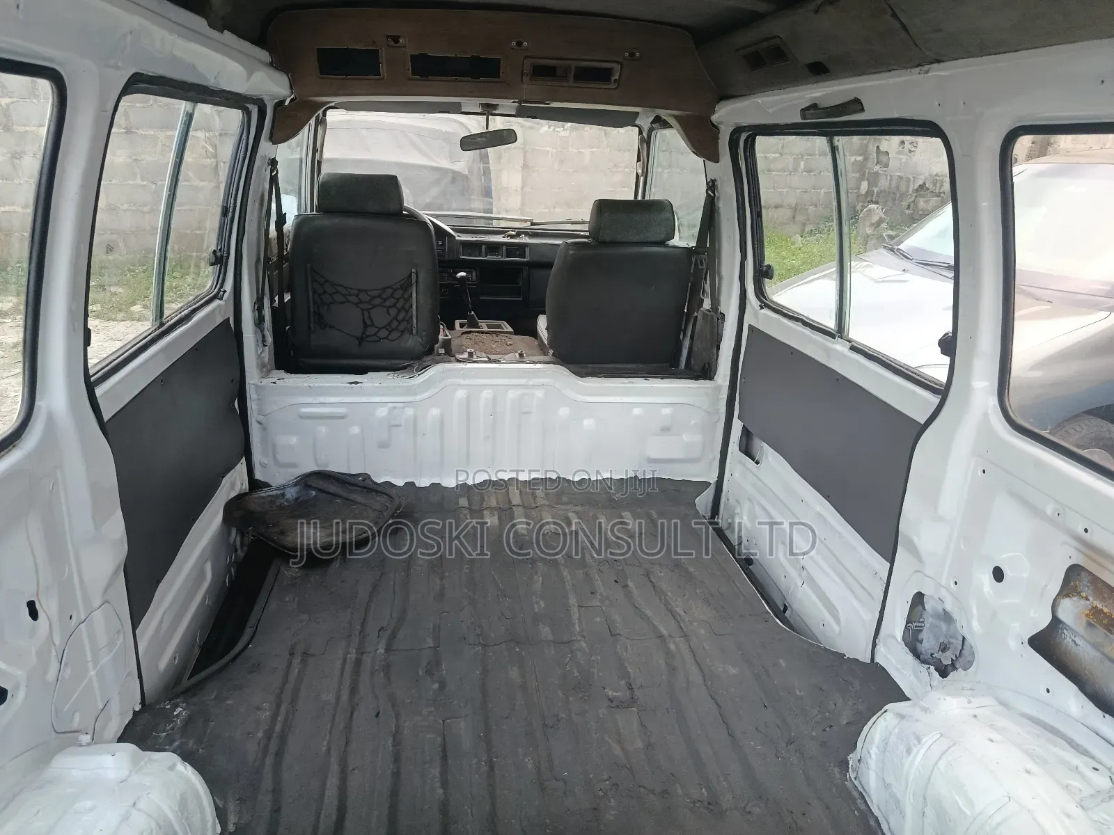 Mitsubishi L300 2004 White