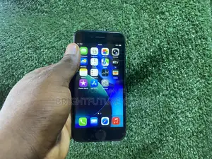 Apple iPhone SE (2020) 64 GB Black