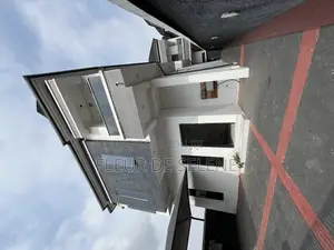 4bdrm Duplex in Chevron for sale