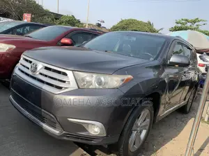 Toyota Highlander LE Plus 4dr SUV AWD (3.5L 6cyl 6A) 2014 Gray