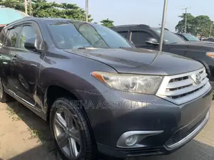 Toyota Highlander LE Plus 4dr SUV AWD (3.5L 6cyl 6A) 2014 Gray