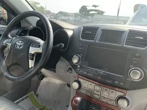 Toyota Highlander LE Plus 4dr SUV AWD (3.5L 6cyl 6A) 2014 Gray