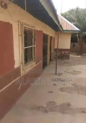 5bdrm Bungalow in Estate, Karu-Nasarawa for sale