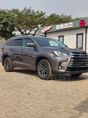 Toyota Highlander XLE 4x4 V6 (3.5L 6cyl 8A) 2017 Gray