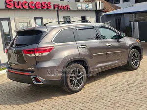 Toyota Highlander XLE 4x4 V6 (3.5L 6cyl 8A) 2017 Gray