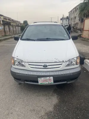 Toyota Sienna LE 2002 White