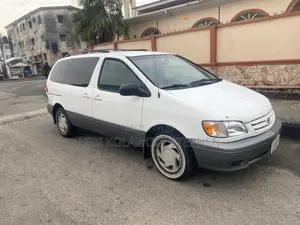 Toyota Sienna LE 2002 White