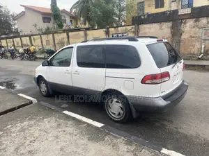 Toyota Sienna LE 2002 White