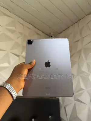 Apple iPad Pro 12.9 (2022) 128 GB Silver