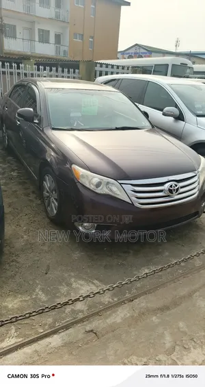 Toyota Avalon Limited Sedan FWD (3.5L 6cyl 6A) 2012 Burgundy