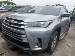 Toyota Highlander XLE 4dr SUV AWD (3.5L 6cyl 6A) 2015 Silver