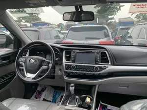 Toyota Highlander XLE 4dr SUV AWD (3.5L 6cyl 6A) 2015 Silver