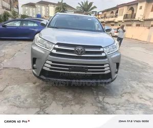 Toyota Highlander XLE 4x4 V6 (3.5L 6cyl 8A) 2018 Gray