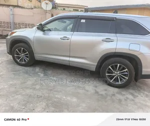 Toyota Highlander XLE 4x4 V6 (3.5L 6cyl 8A) 2018 Gray