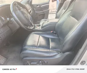 Toyota Highlander XLE 4x4 V6 (3.5L 6cyl 8A) 2018 Gray