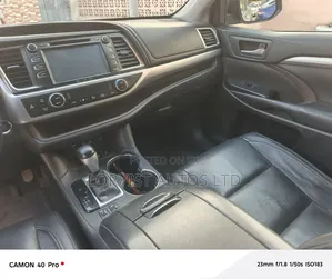 Toyota Highlander XLE 4x4 V6 (3.5L 6cyl 8A) 2018 Gray