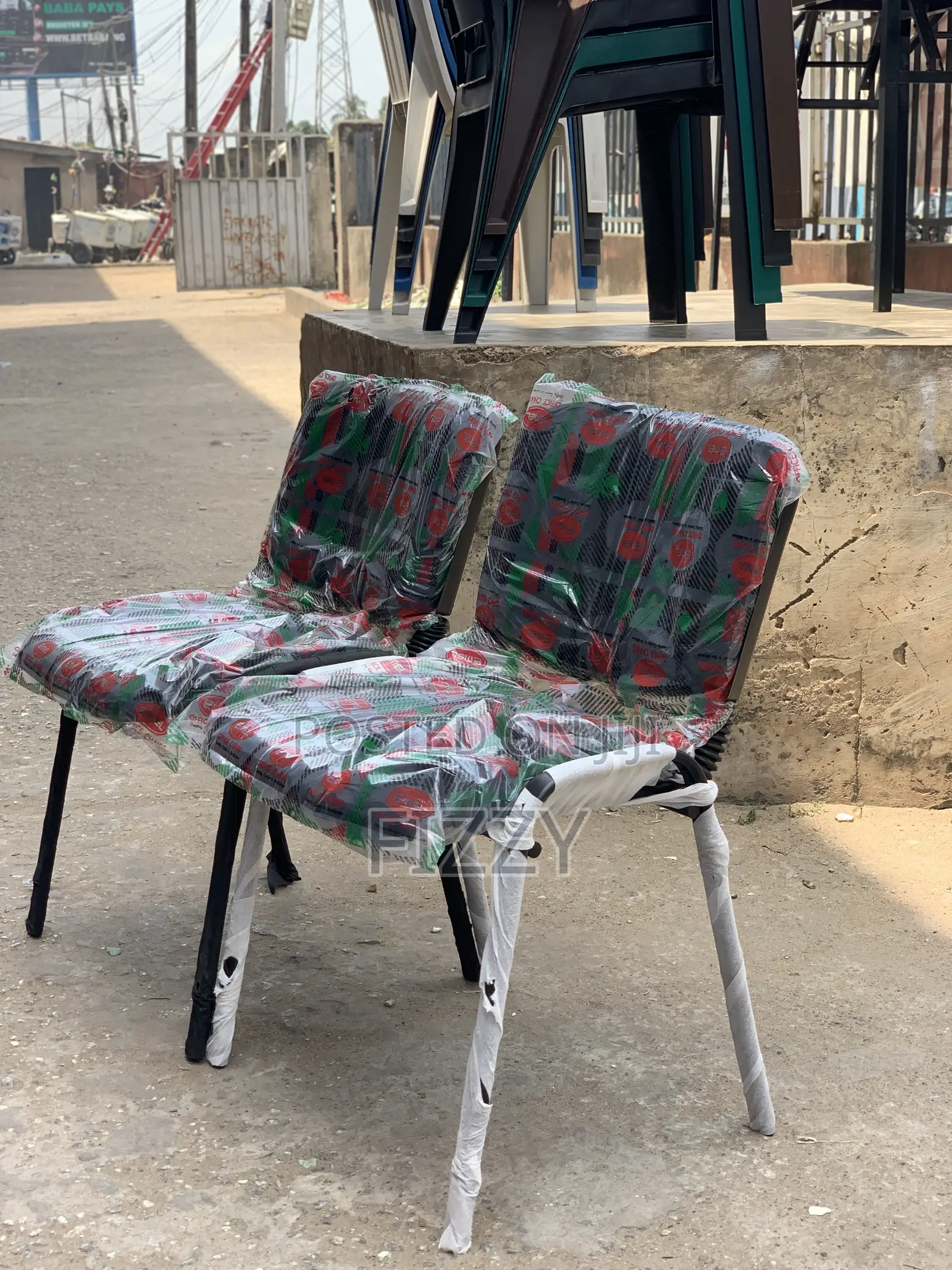 S16 v Writing Chair