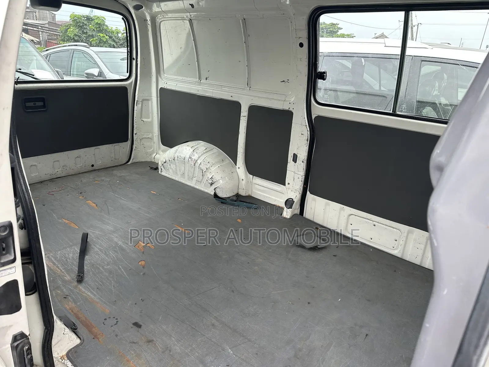 Toyota HiAce 2006 White