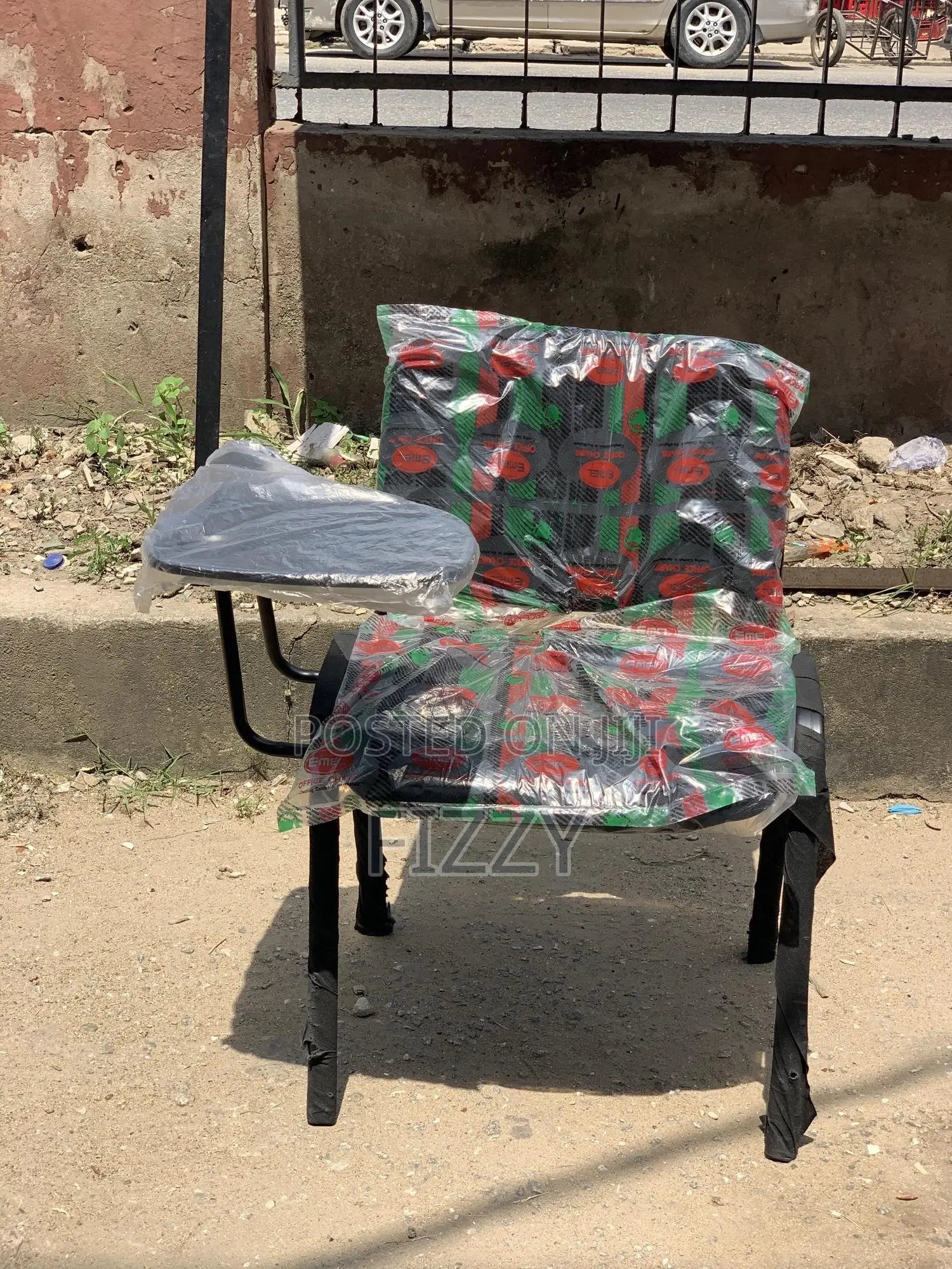 S16 v Writing Chair