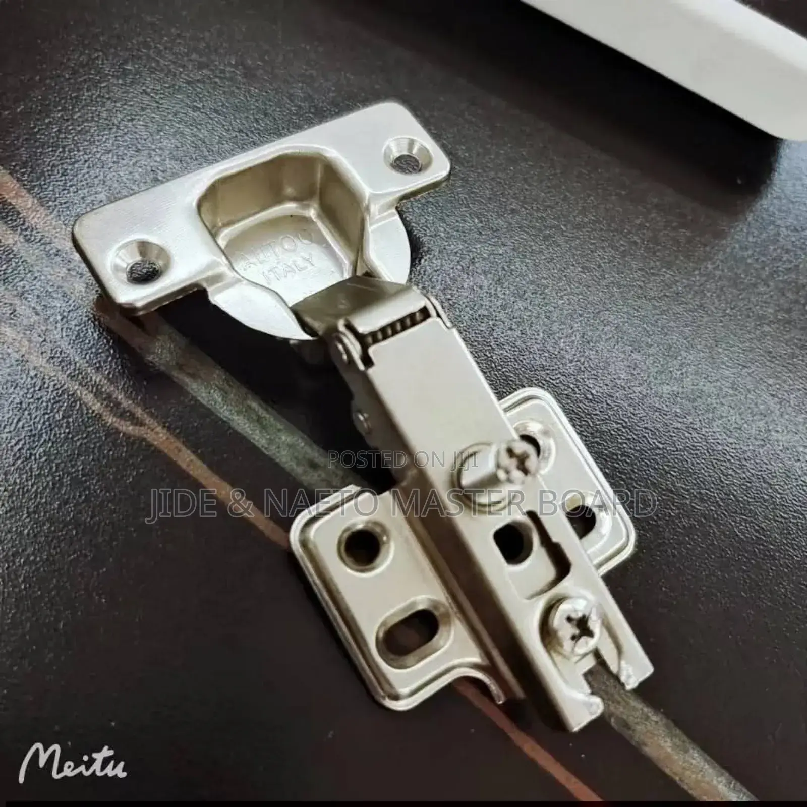 Cabinet Hinges