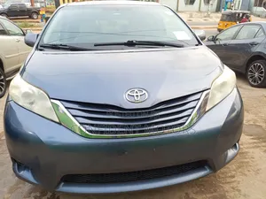 Toyota Sienna 2016 Blue