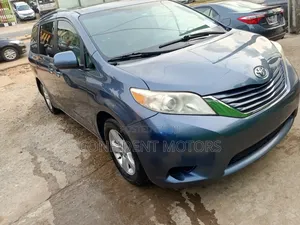 Toyota Sienna 2016 Blue
