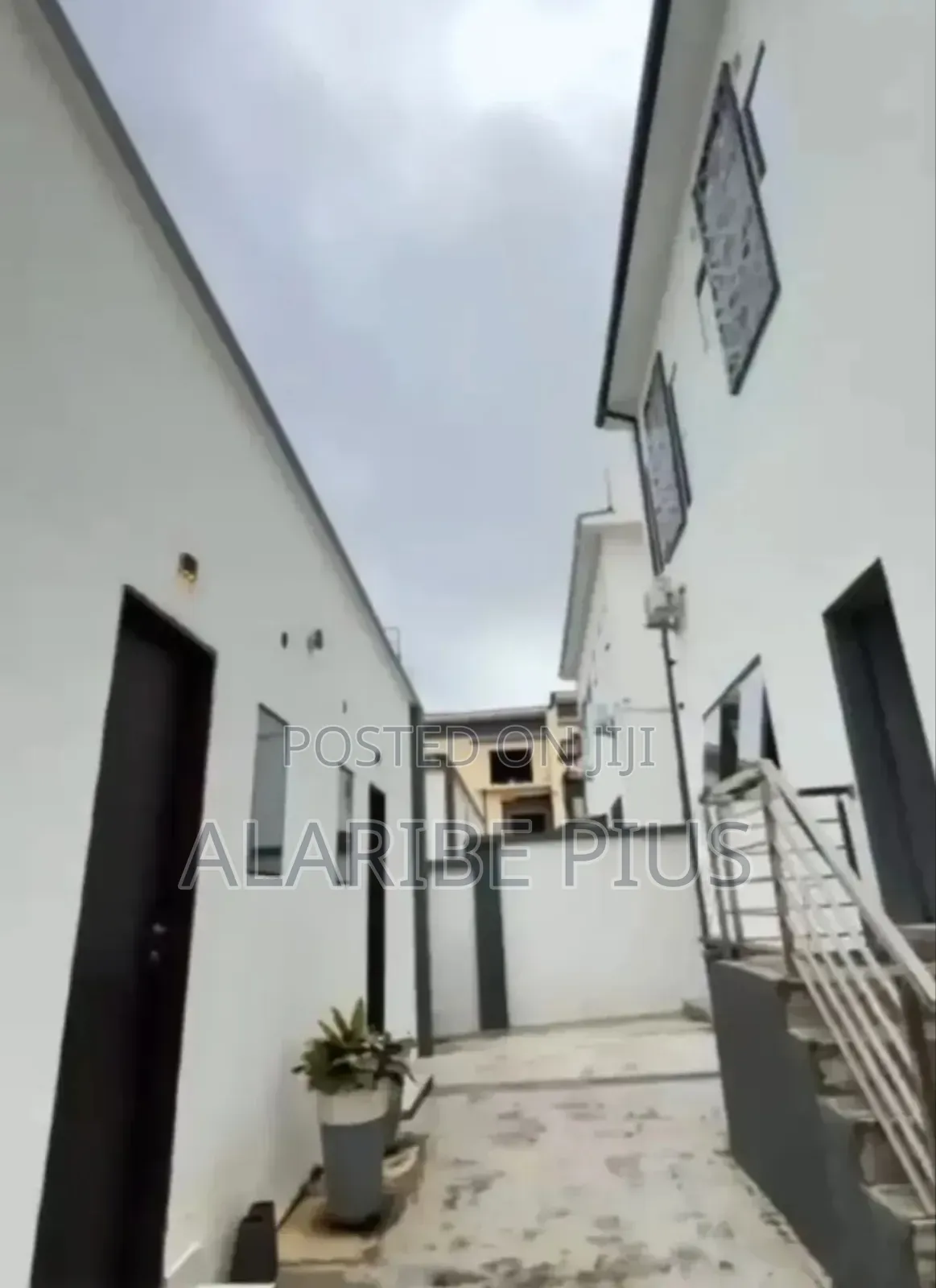 5bdrm Duplex in Self Compound, Guzape District for rent