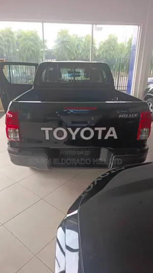 New Toyota Hilux 2025 Black