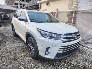 Toyota Highlander XLE 4x4 V6 (3.5L 6cyl 8A) 2017 White