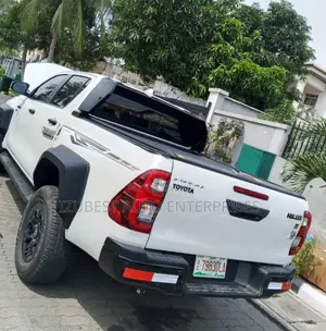 Roller Boot Cover and Spoiler Gr Hilux